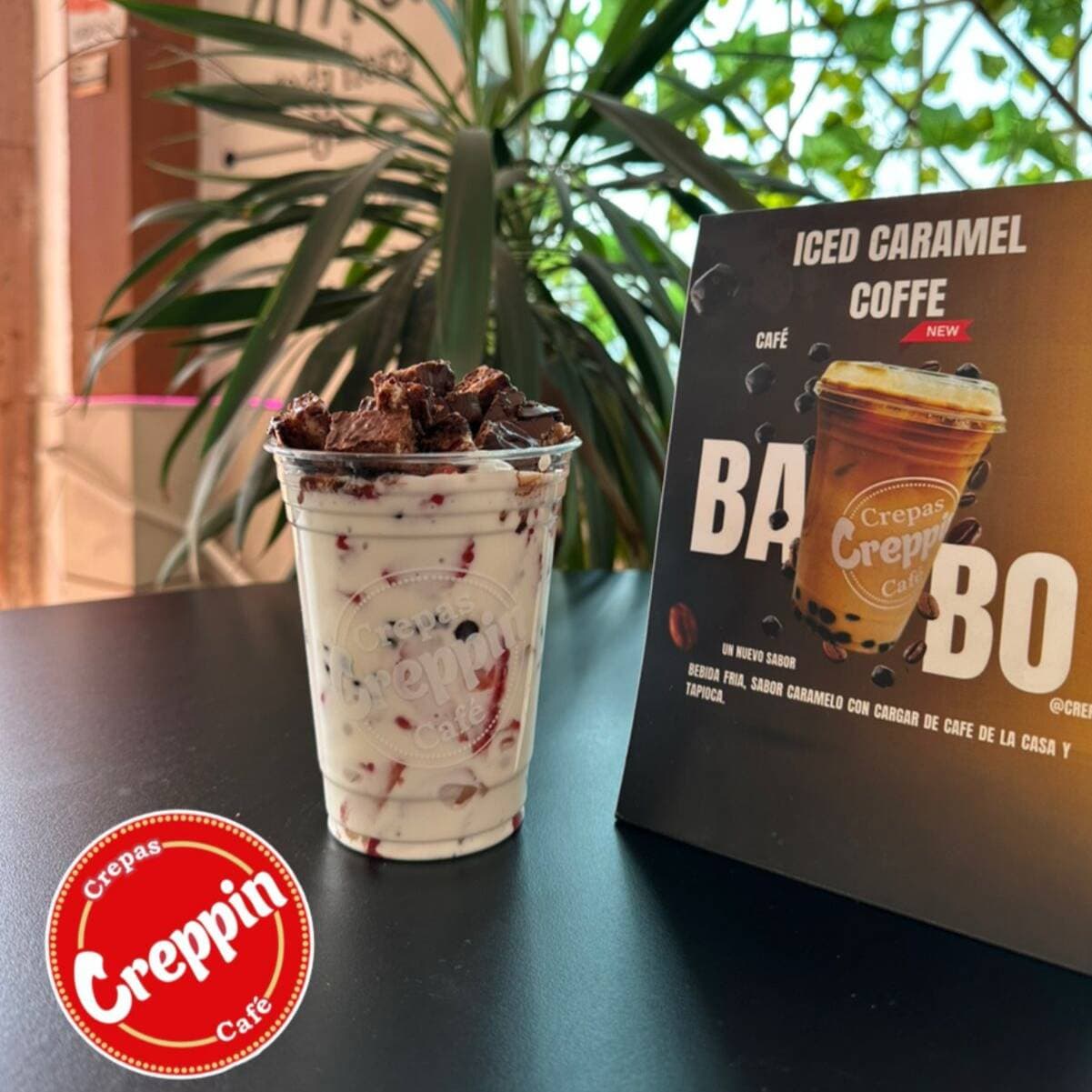 Fresas con crema y tu Frappe favorito.