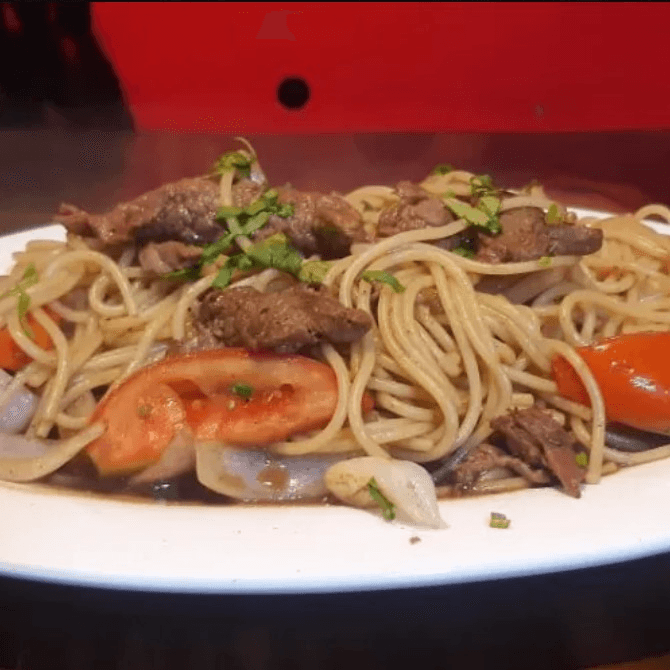 Tallarín saltado de carne