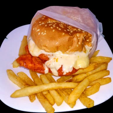 Hamburguesa de Pollo Empanizado con Salsa Alitas