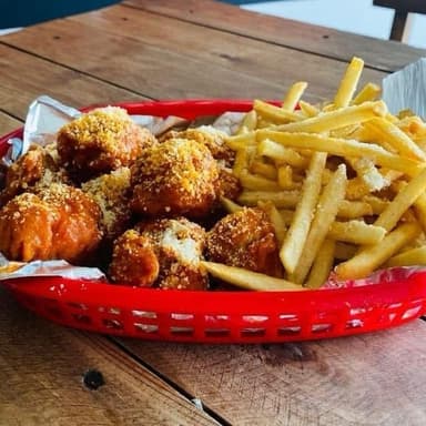 Boneless 26 Pzs (2 salsas a Elegir y 2 Aderezos)