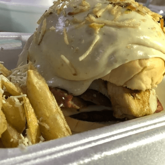 Burger " La Estrella Gratinada " + Papa Fritas