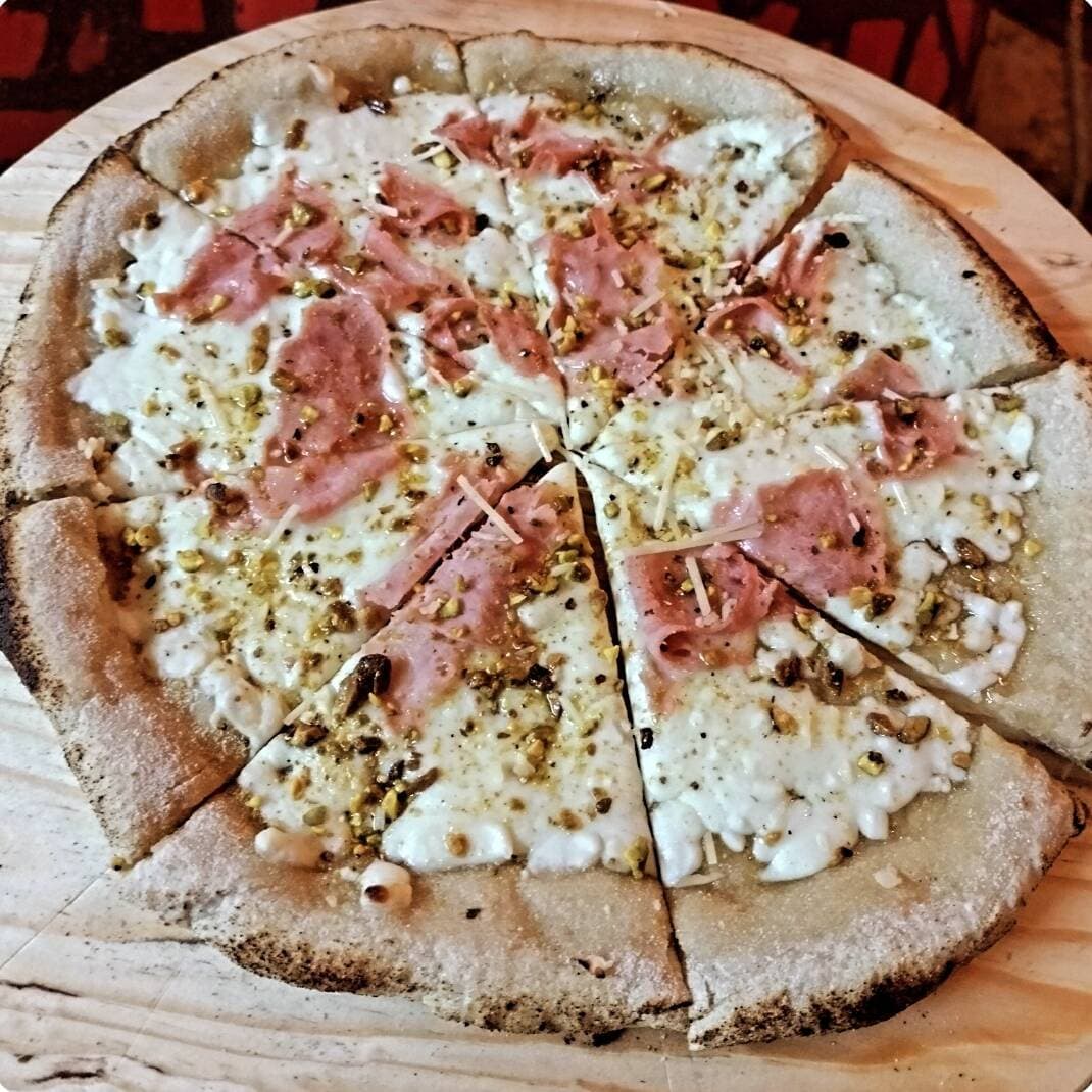 Pizza Jamón con Pistacho