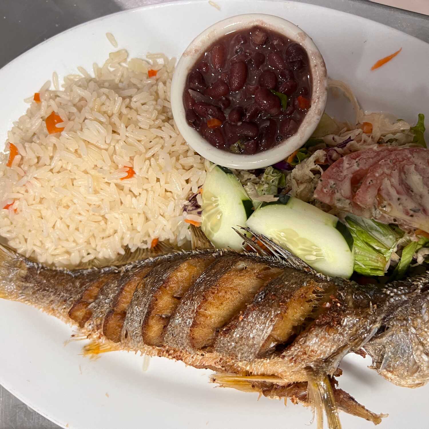Casado con pescado entero