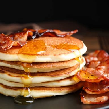 Tocino Crujiente y Hotcakes de Mantequilla