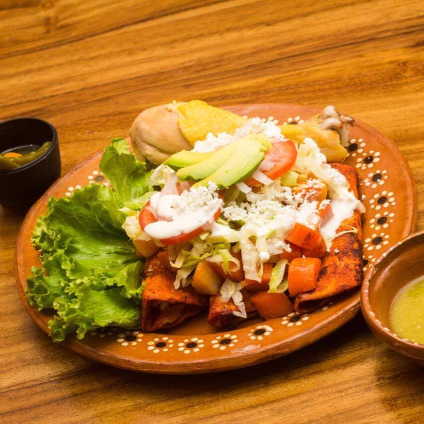 Enchiladas con Pieza de Pollo