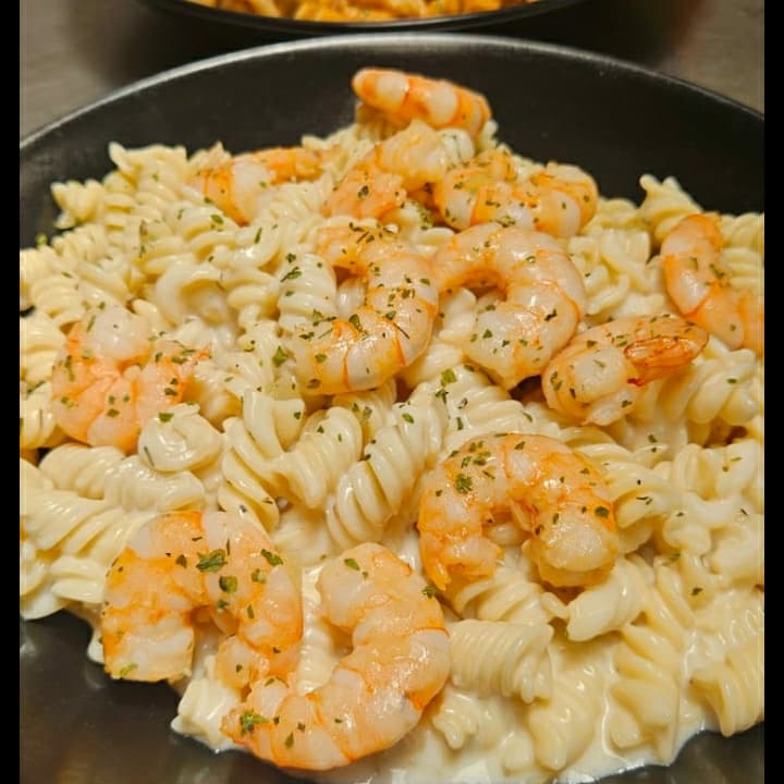 Pasta Alfredo con Camarones Salteados para 2