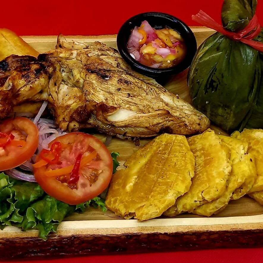 Patacones con Pollo Canga y Juanecito más Ensalada