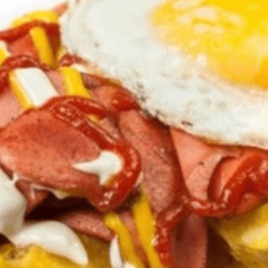 SALCHIPAPA LA ALEMANA + HUEVO FRITO