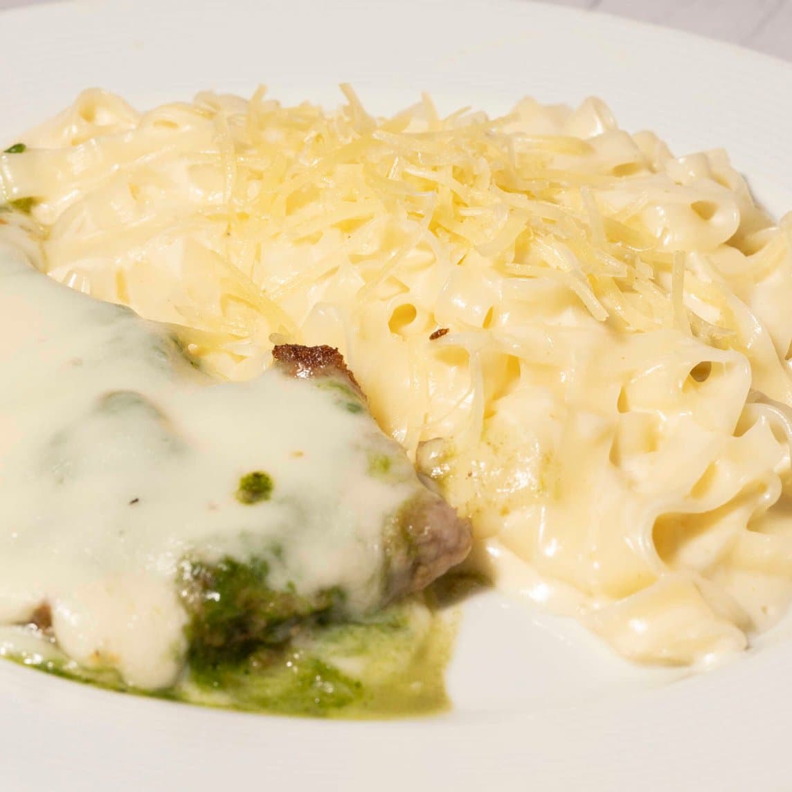 Fettuccini a la Crema con Milanesa