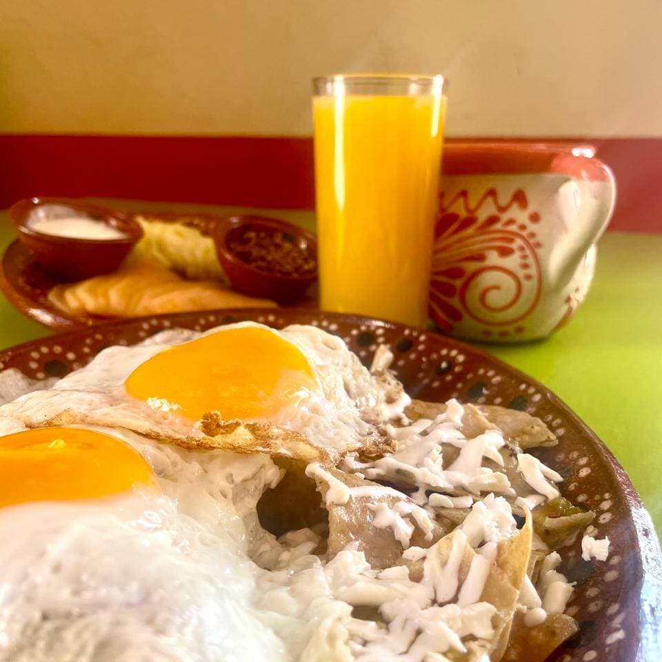 Desayuno Completo de Chilaquiles con Huevo