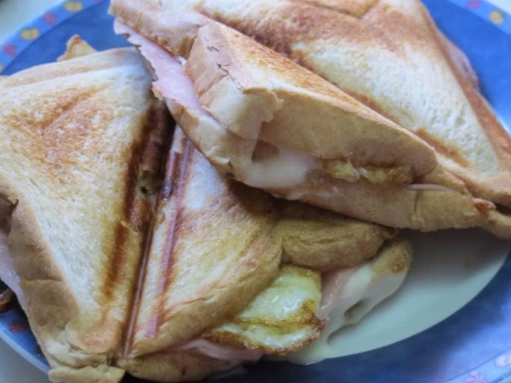 SÁNDWICH CALIENTE DE JAMÓN Y QUESOS