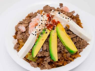 YAKIMESHI PREPARADO CON PEPINO, ZANAHORIA, QUESO