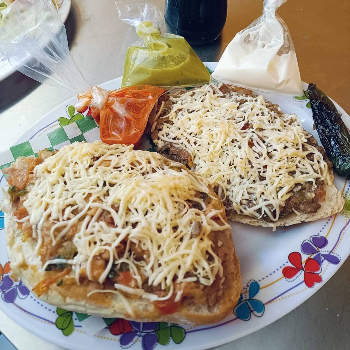 Molletes con Guizo