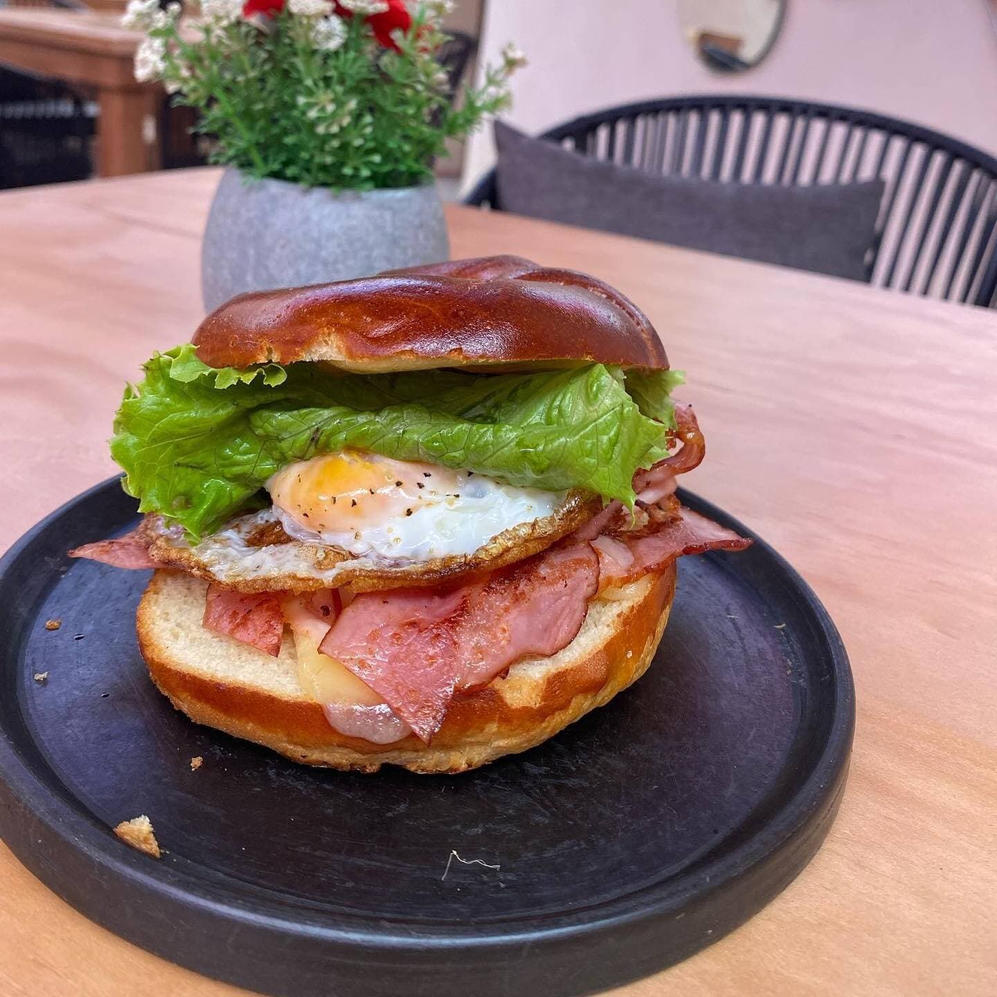 Crossaint de Tocino, Queso y Huevo