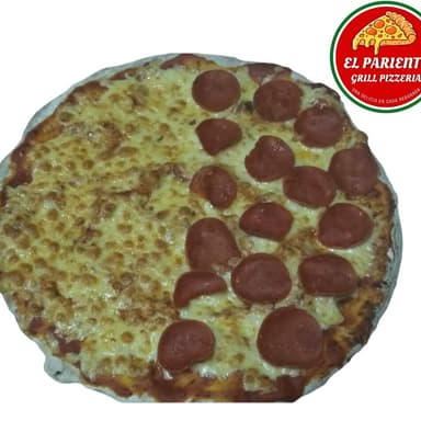 Pizza queso y pepperoni.