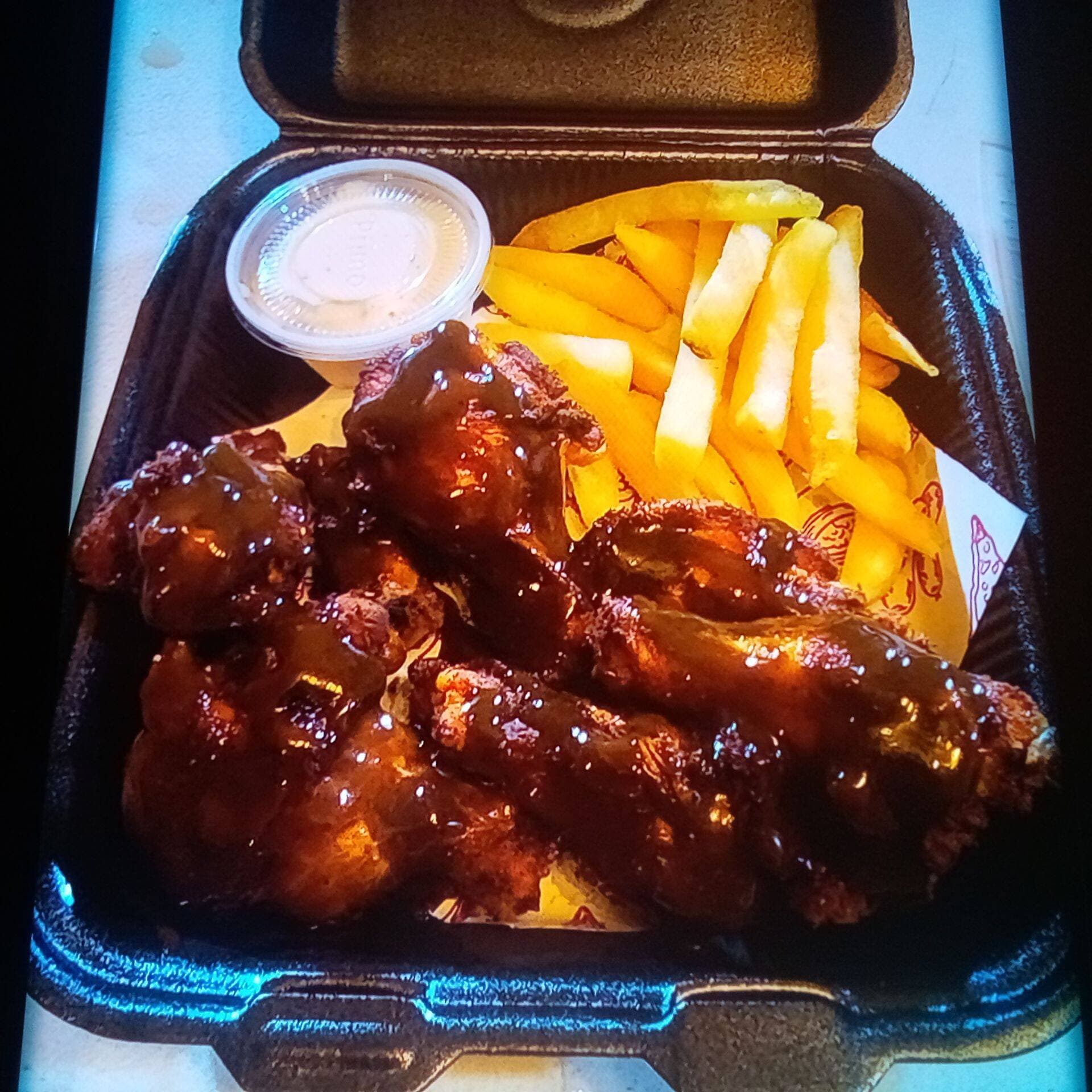 Alitas con Papas a la Francesa