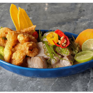 Ceviche Fuego (Pescado mas Chicharrón de Pota).