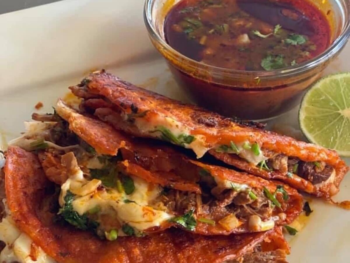 Quesabirrias y birria de Res ¨Martinez¨