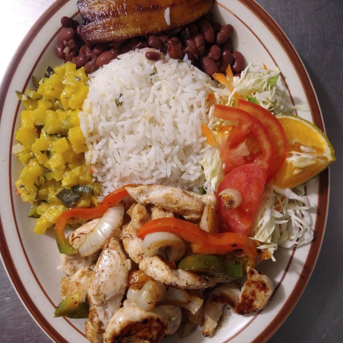 Casado con Fajitas de Pollo + Refresco de la Casa