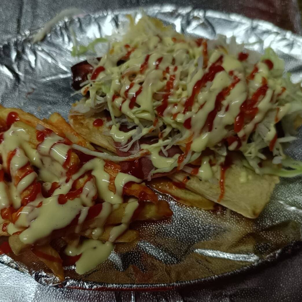 Perro Caliente de la Casa Con Papas Fritas