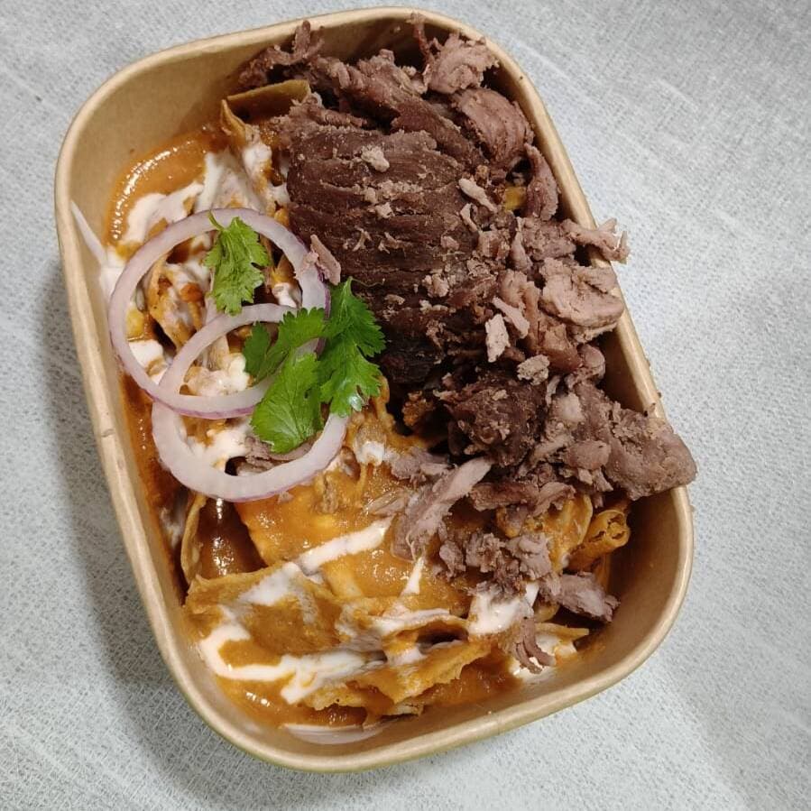 CHILAQUILES ORQUIDEA CON ARRACHERA