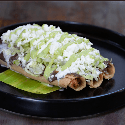 Tacos Dorados de Pollito Deshebrado