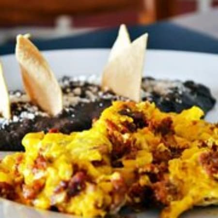 HUEVO CON LONGANIZA