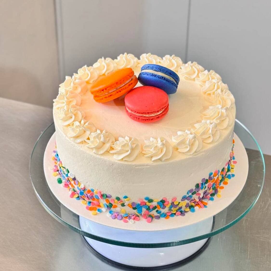 Pastel Confeti Vainilla Con Fresa Y Macarons