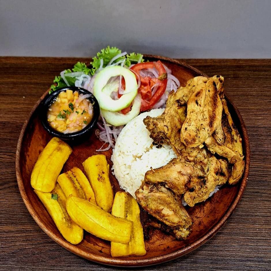 1/4 de pollo canga con tacacho,arroz y ensalada