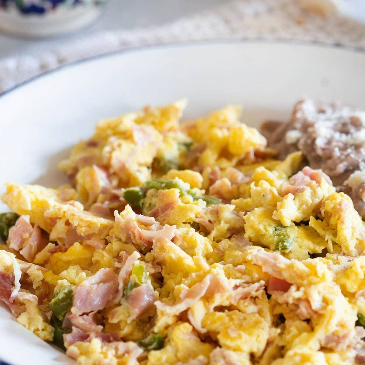 CHILAQUILES Y HUEVO CON JAMON