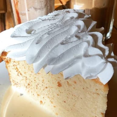 Rebanada de Pastel de 3 Leches con Betún