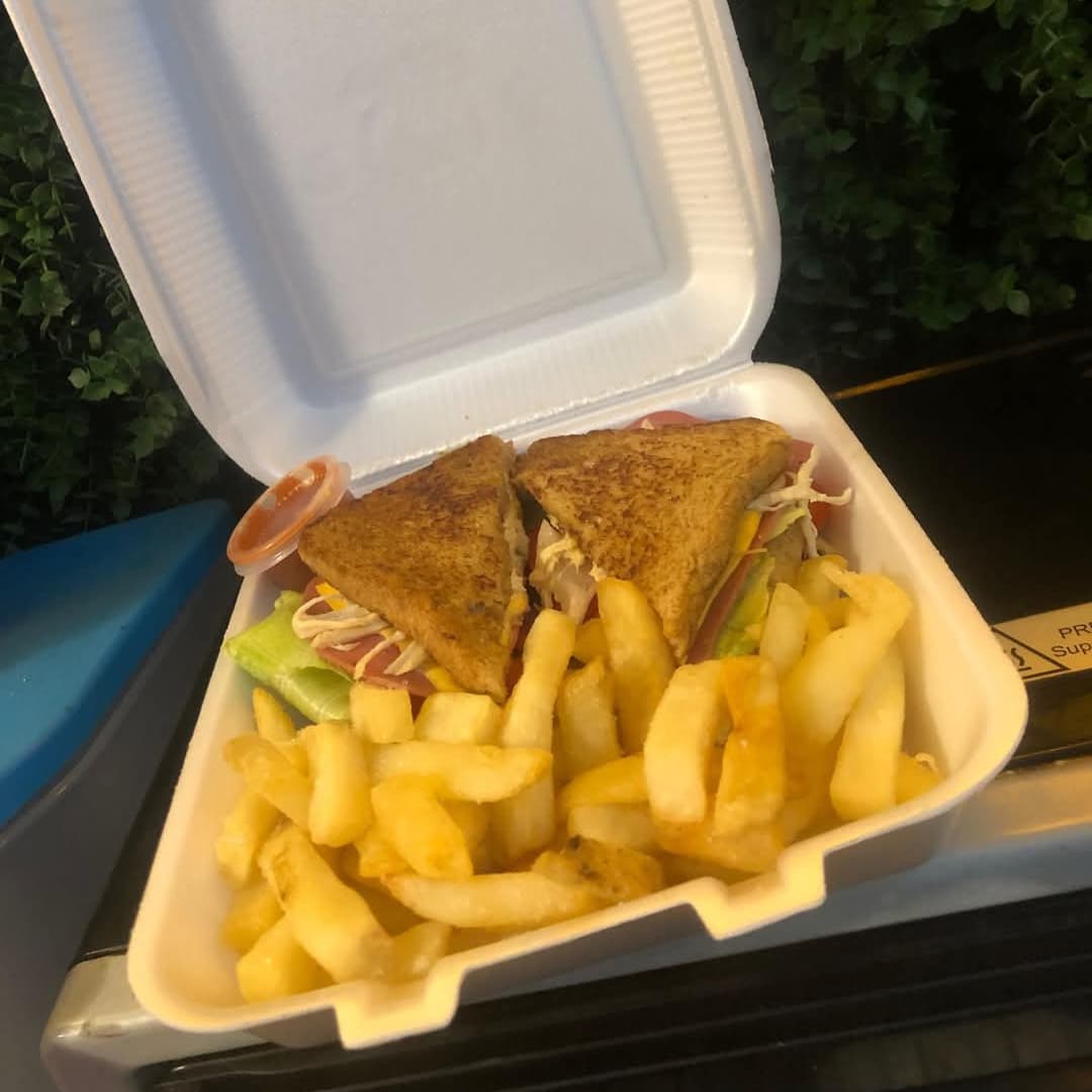 CLUB SANWICH CON PAPAS