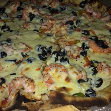 Pizza grande con Camarones y Aceitunas Negras