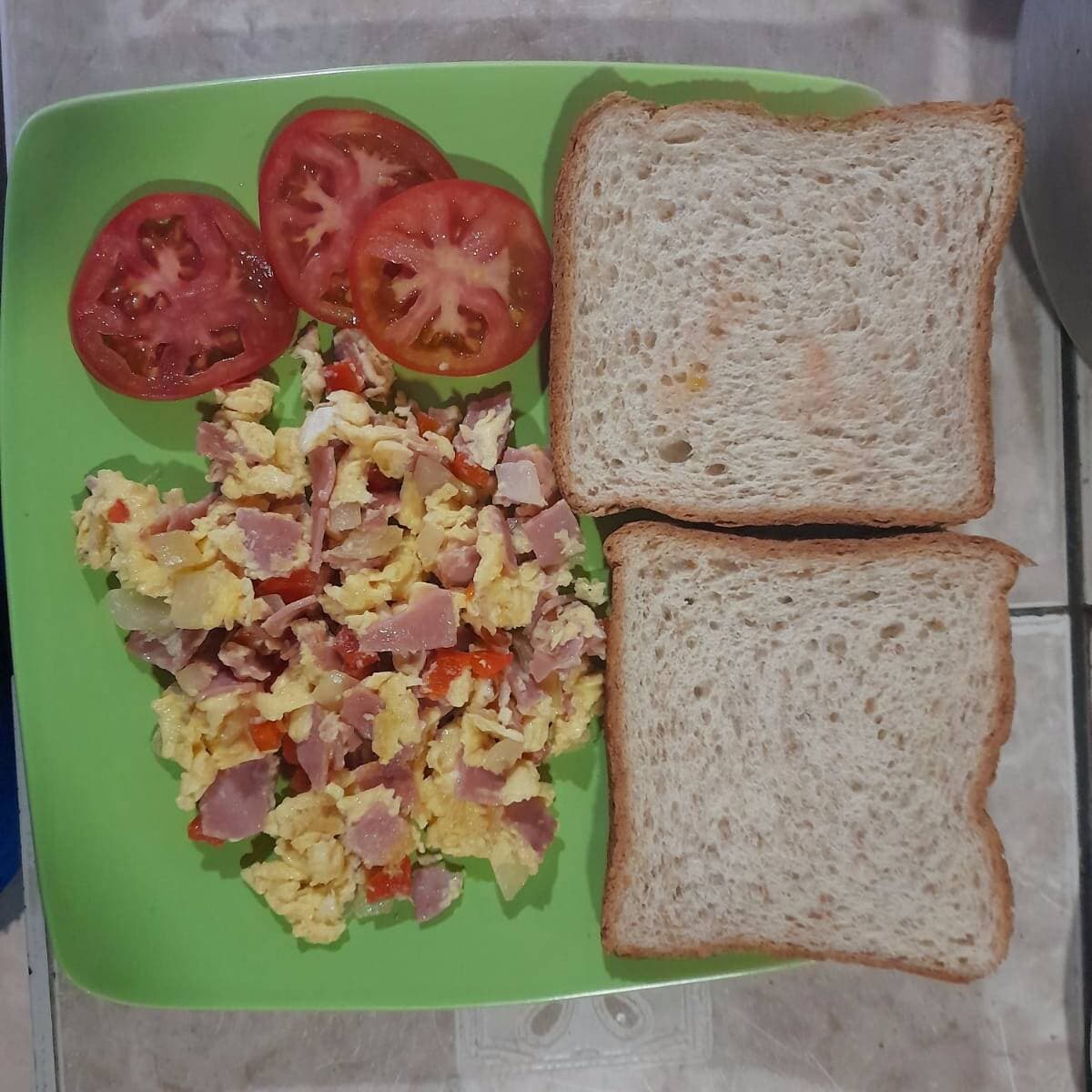 Huevo Picado con Jamón y Tomate