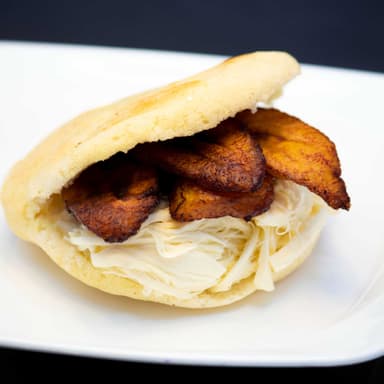 Arepa Tajada y Queso