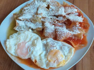 Chilaquiles de huevos estrellados