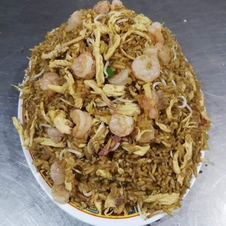 Arroz chino con pollo y camarón para tres personas