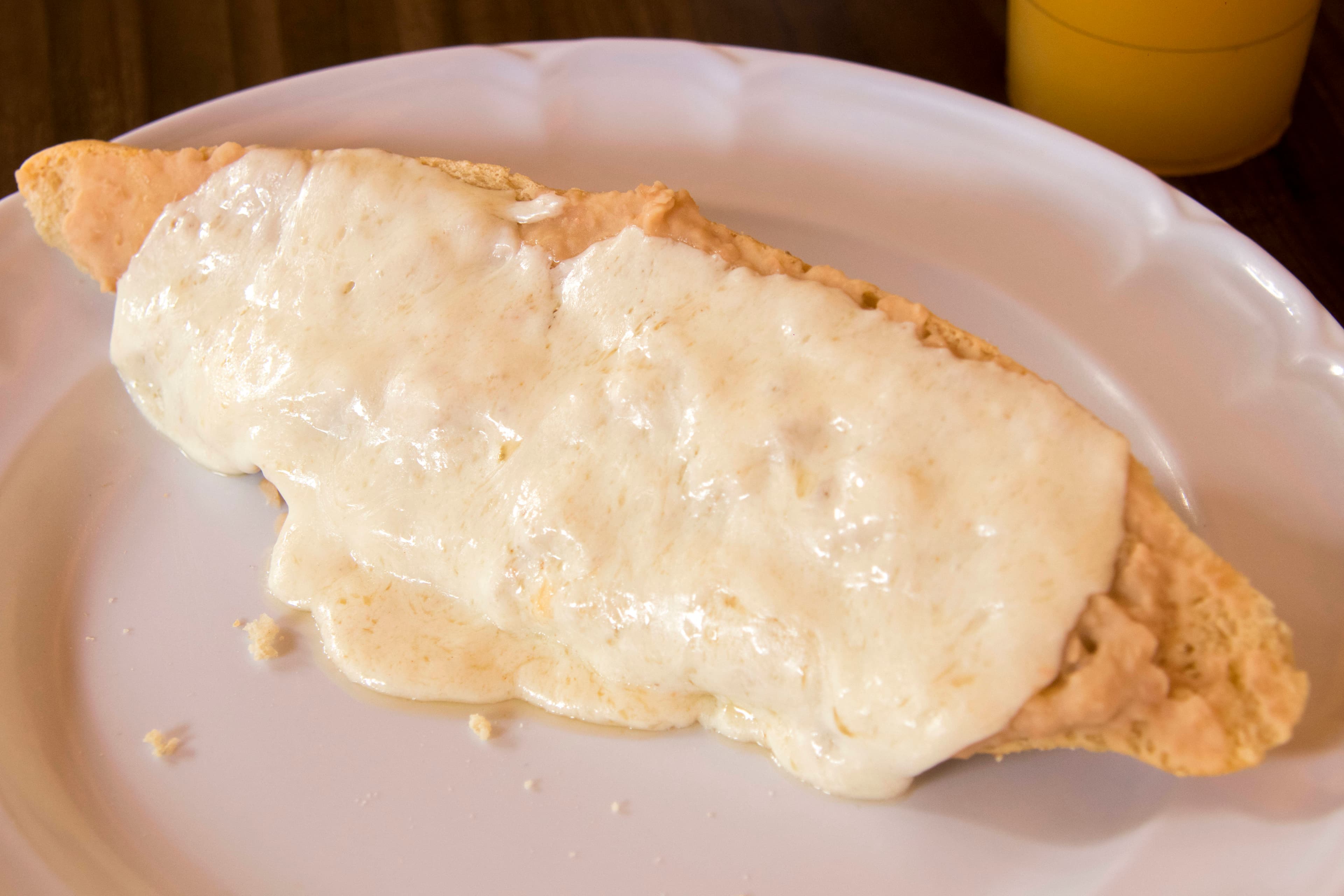 Mollete de Frijol con Queso Gratinado