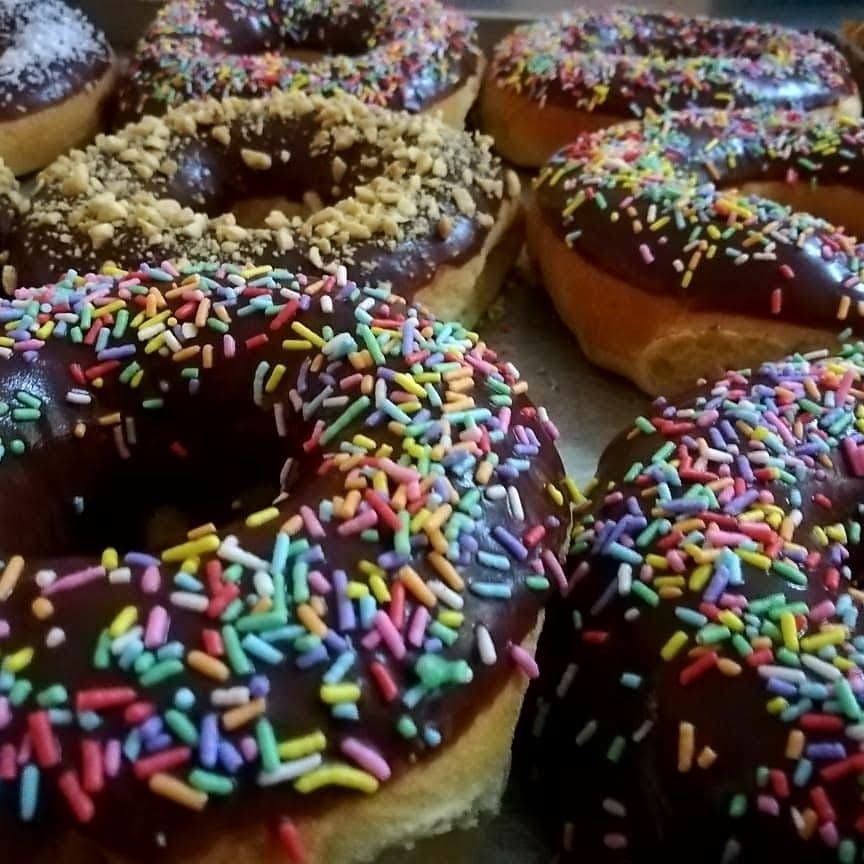 Dona Rellena de Dulce de Leche y Chocolate decorad