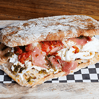Ciabatta de Jamón Serrano y queso Burrata