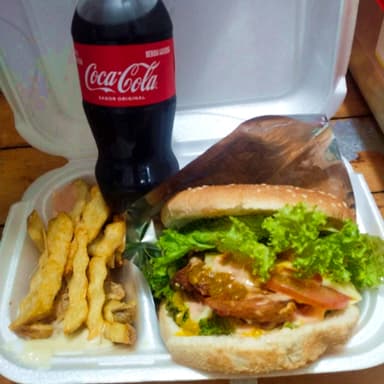 COMBO BURGER DE POLLO + GASEOSA GRATIS