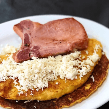 Cachapa con Queso y Chuleta Ahumada
