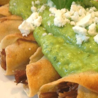 Flautas de Res en Salsa de Guacamole