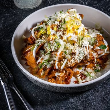 CHILAQUILES ROJOS CON JAMON