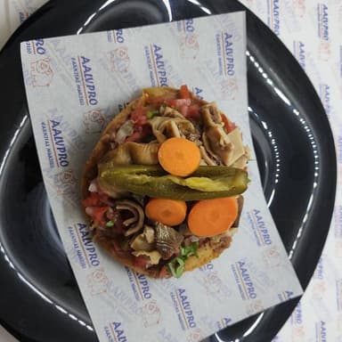 Tostada de cueritos de carnitas