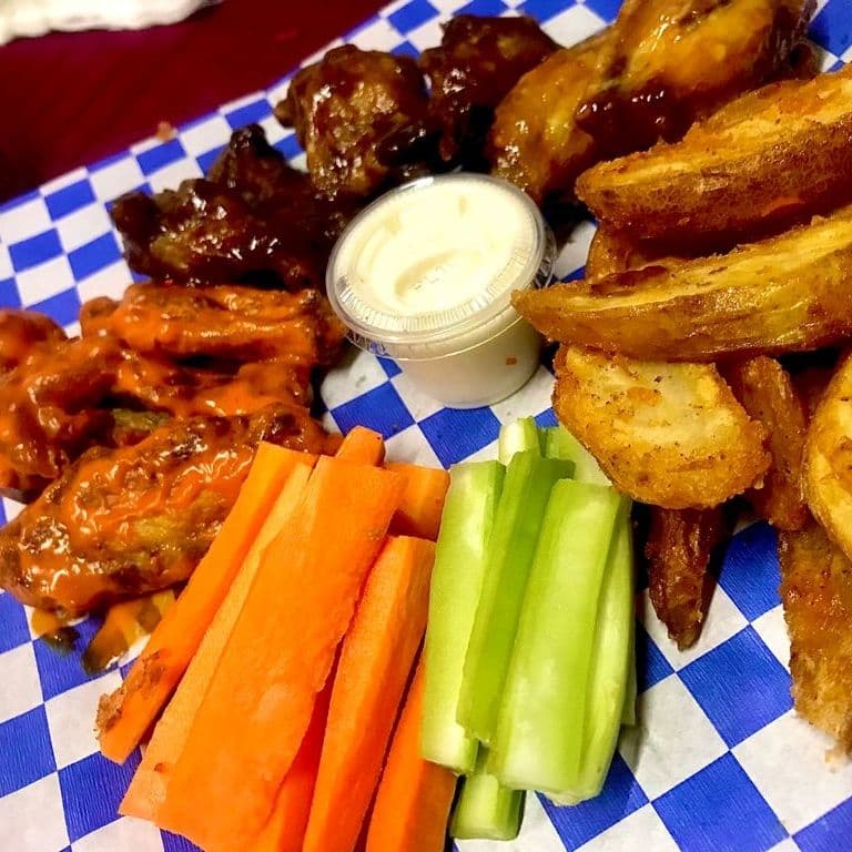 Alitas con Papas