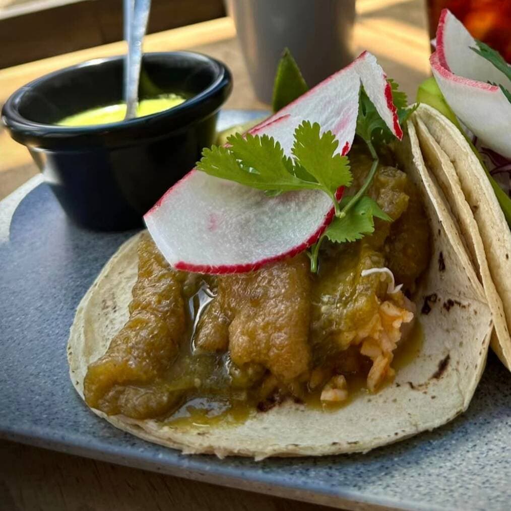 Quesadilla Chicharrón en Salsa Verde