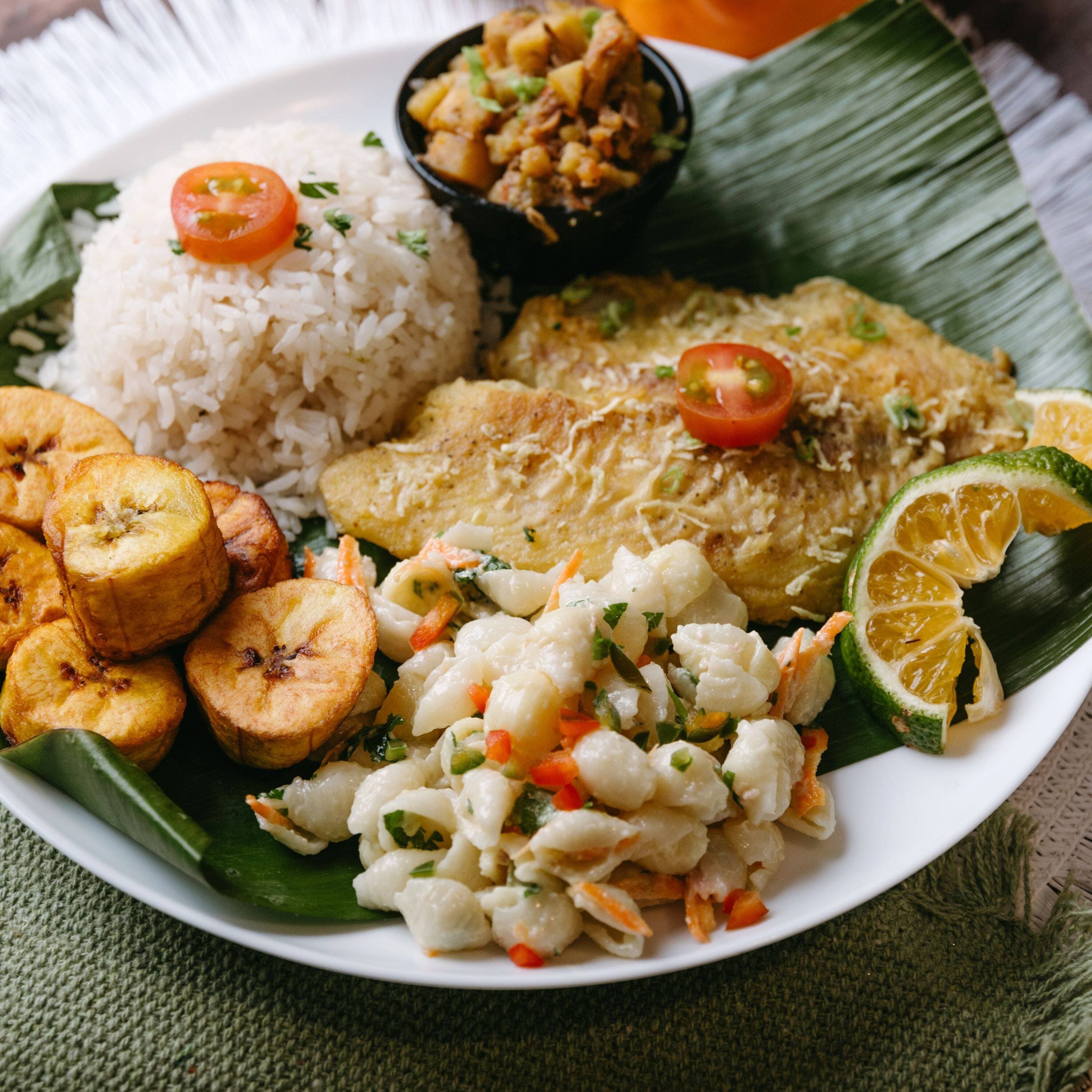 Pescado al Ajillo + Bebida + 3 Acompañamientos