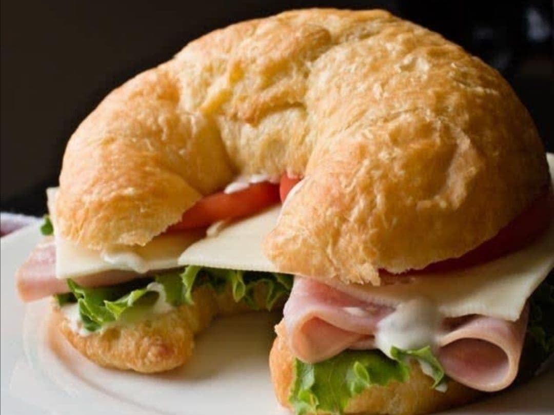 Cuernito con Jamón y Queso