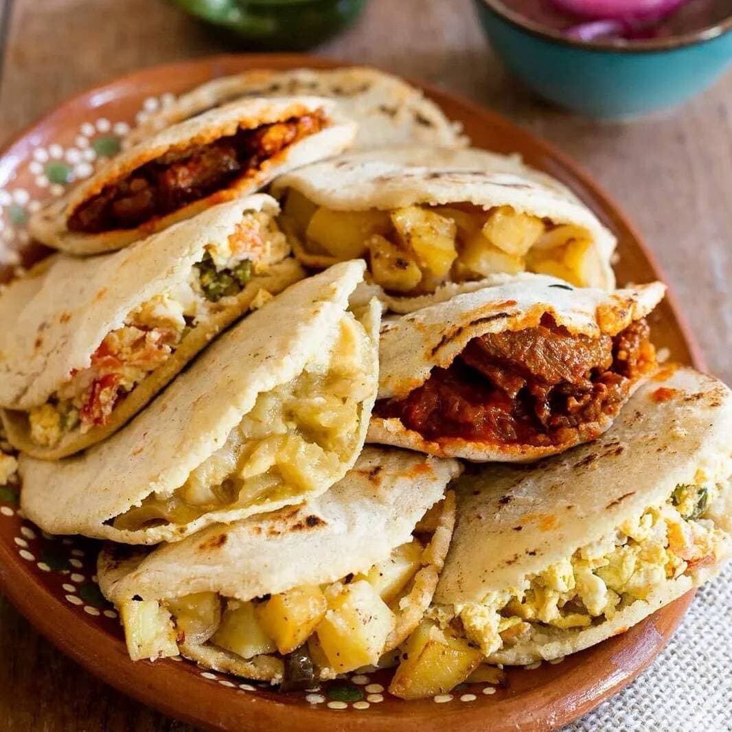 Gordita Rellena de Frijolitos con Queso